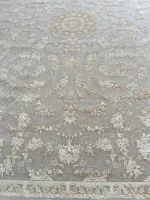 فرش بژ طلایی گل برجسته طرح آژمان 1200 شانه کاشان