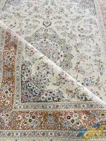 فرش ترنج دار کرم گلبهی برجسته 1500شانه اوان کاشان