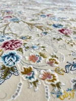 فرش رنگ کرم طلایی گل برجسته 1500 شانه طرح نگارستان کاشان