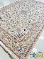 فرش کرم طلایی گل برجسته 1500 شانه طرح نگارستان کاشان